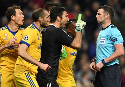 ‘Co dam an xoi’, Buffon bi Oliver Kahn day cho bai hoc hinh anh