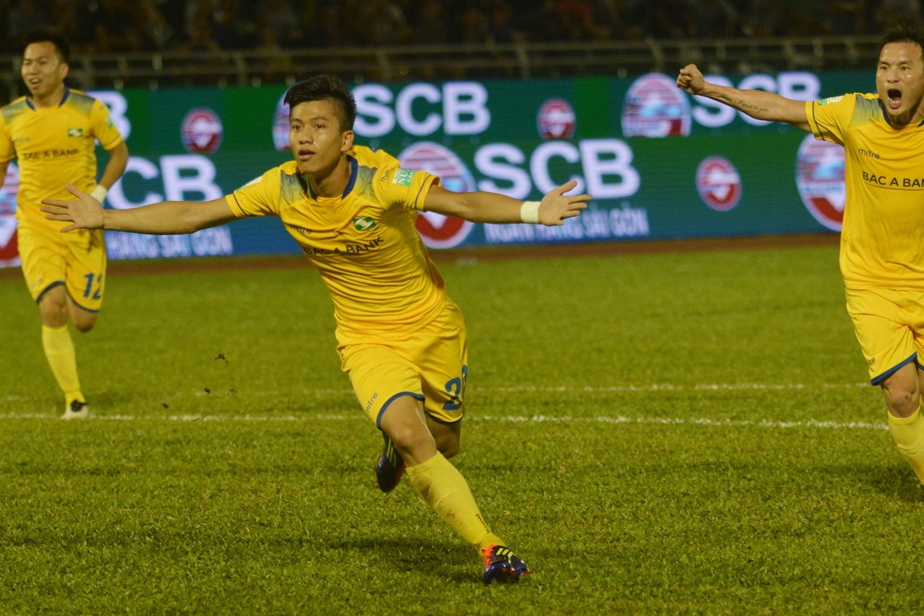 Van Duc giup SLNA quen di noi nho Phi Son anh 1