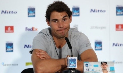 Nadal khieu chien Federer tren san dat nen hinh anh