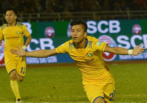 Van Duc dang giup SLNA quen di noi nho Phi Son hinh anh