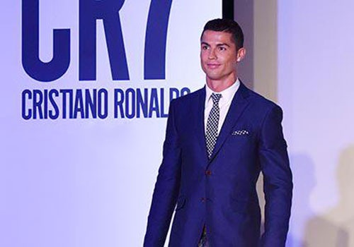 Ronaldo con lo lang khi catwalk, lieu Bui Tien Dung co dang bi che? hinh anh