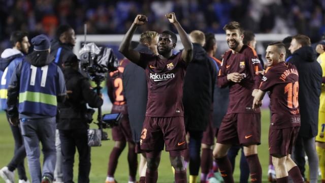 CĐV đội mưa chứng kiến Barca vô địch La Liga ảnh 8 CDV doi mua chung kien Barca vo dich La Liga anh 8