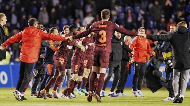 CĐV đội mưa chứng kiến Barca vô địch La Liga ảnh 6 CDV doi mua chung kien Barca vo dich La Liga anh 6
