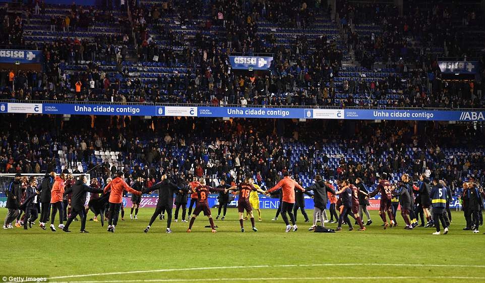 CĐV đội mưa chứng kiến Barca vô địch La Liga ảnh 7 CDV doi mua chung kien Barca vo dich La Liga anh 7