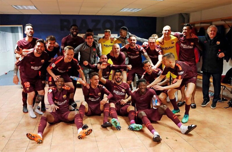 CĐV đội mưa chứng kiến Barca vô địch La Liga ảnh 10 CDV doi mua chung kien Barca vo dich La Liga anh 10