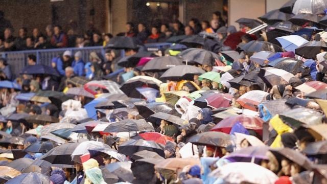 CĐV đội mưa chứng kiến Barca vô địch La Liga ảnh 1 CDV doi mua chung kien Barca vo dich La Liga anh 1