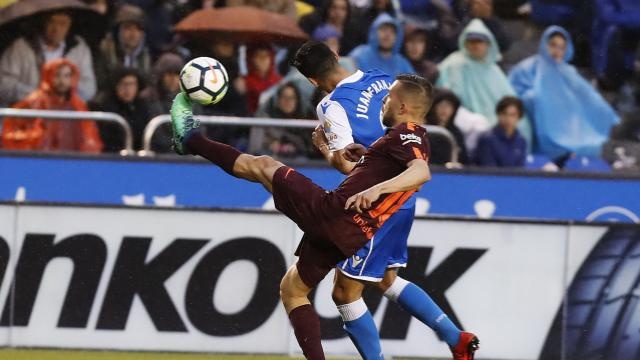 CĐV đội mưa chứng kiến Barca vô địch La Liga ảnh 2 CDV doi mua chung kien Barca vo dich La Liga anh 2