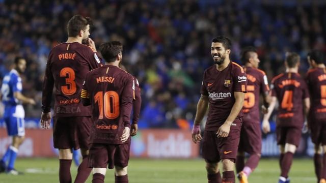 CĐV đội mưa chứng kiến Barca vô địch La Liga ảnh 5 CDV doi mua chung kien Barca vo dich La Liga anh 5