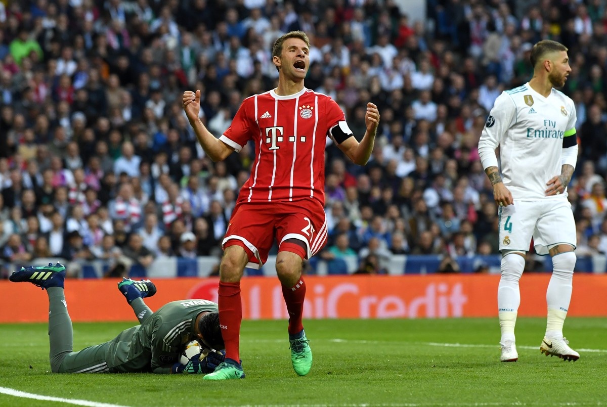 Cau thu Bayern om dau that vong anh 5