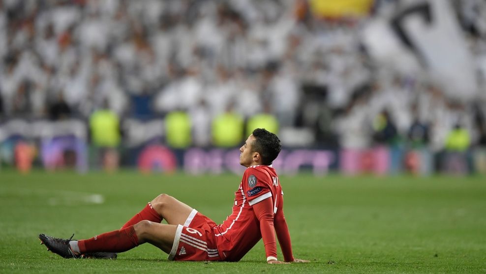 Cau thu Bayern om dau that vong anh 2