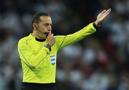 Trong tai tai tieng giup Real Madrid thoat penalty? hinh anh