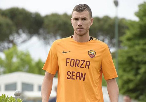 Cau thu AS Roma dong vien CDV Liverpool truoc tran luot ve hinh anh