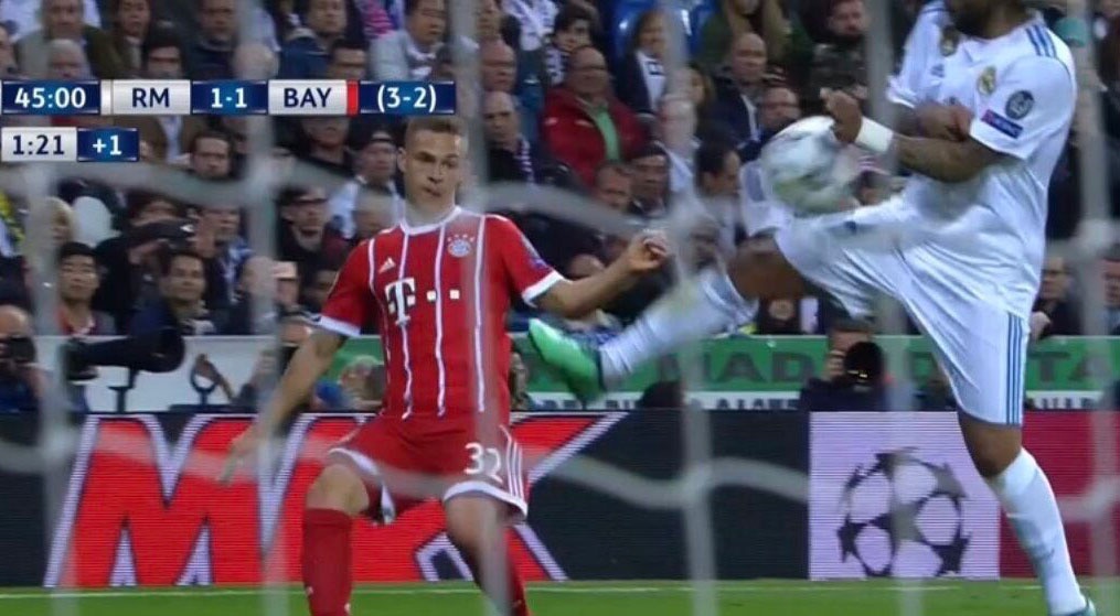 Trọng tài giúp Real thoát penalty ảnh 1 Trong tai giup Real thoat penalty anh 1