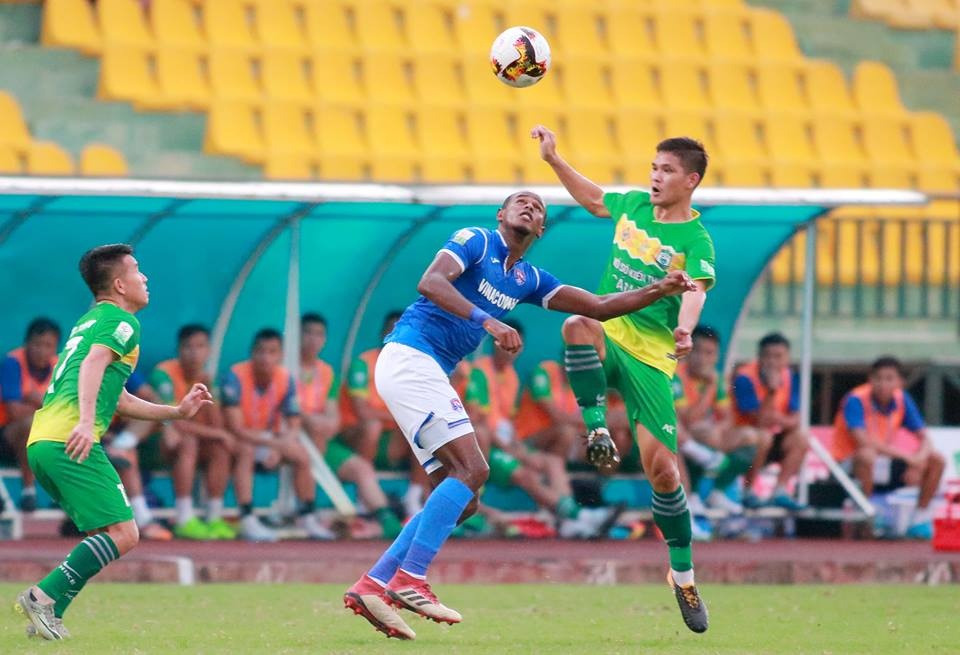 Trò cưng của HLV Miura nhận thẻ đỏ ảnh 2 Tro cung cua HLV Miura nhan the do anh 2