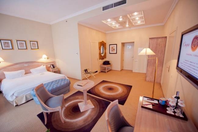 Real chon khach san 5 sao anh 2