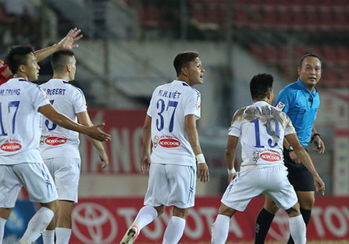 Trong tai thoi qua phat den HAGL bi nghi vo thoi han? hinh anh