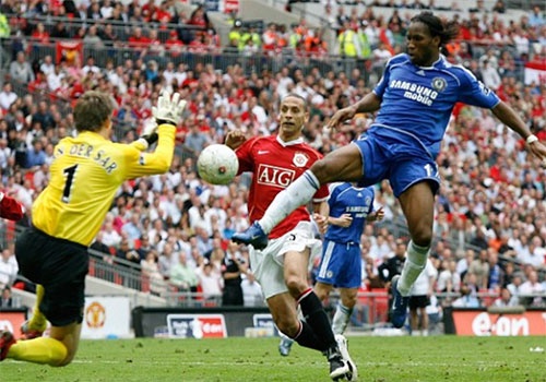 Drogba ghi ban giup Chelsea thang MU o cup FA hinh anh