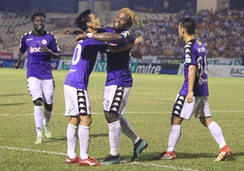 HLV doi SLNA xem xet tu chuc sau tran thua CLB Ha Noi hinh anh