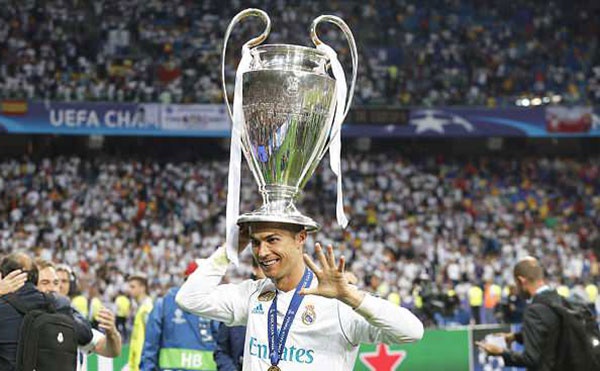 Ronaldo đưa bạn gái đi ăn ảnh 6 Ronaldo dua ban gai di an anh 6