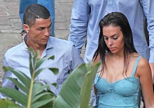 Ronaldo dua ban gai di an truoc khi hoi quan du World Cup hinh anh