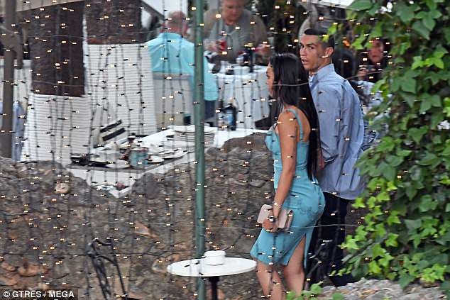 Ronaldo đưa bạn gái đi ăn ảnh 3 Ronaldo dua ban gai di an anh 3