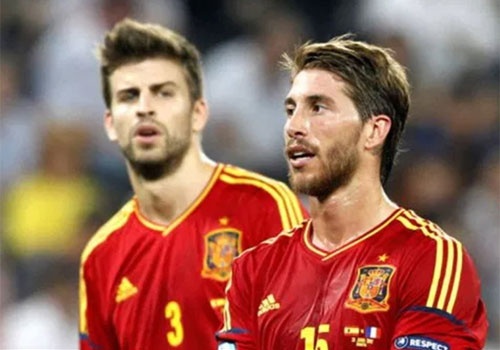 Sau cu soc Tay Ban Nha tram tuong, Ronaldo va dong doi dung voi mung hinh anh