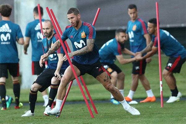 Đội tuyển Tây Ban Nha có thật sự loạn ảnh 2 Doi tuyen Tay Ban Nha co that su loan anh 2