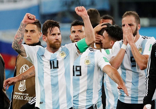 Dung bat Messi phai lam Maradona hinh anh