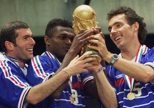 So sanh the he Zidane 1998 va Mbappe 2018 hinh anh