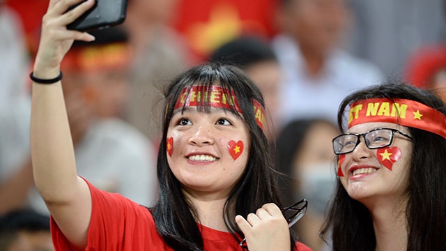 CDV phu do khan dai trong tran ra quan cua DT Viet Nam tai AFF Cup hinh anh