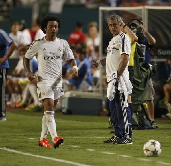 Marcelo an mung choc tuc Mourinho hinh anh