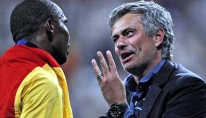 Be tac vu Rooney, Chelsea chuyen sang Eto’o hinh anh