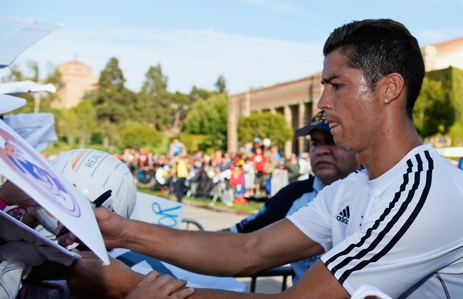 Ro tin don Ronaldo co mat o san bay Manchester hinh anh