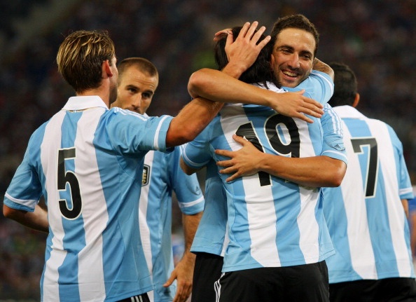 Higuain giup Argentina ha guc tuyen Y hinh anh