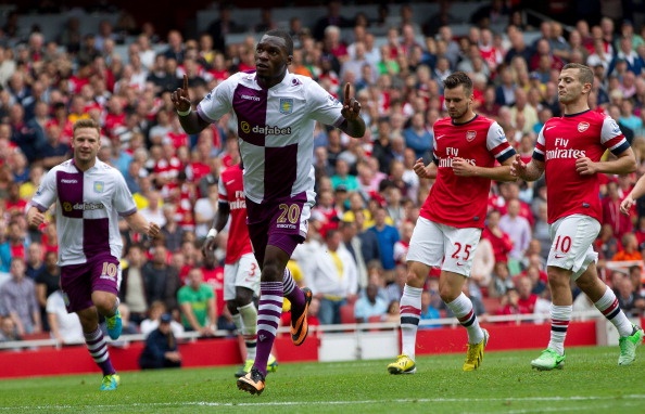 Hung than Benteke lap cu dup, Aston Villa de bep Arsenal hinh anh