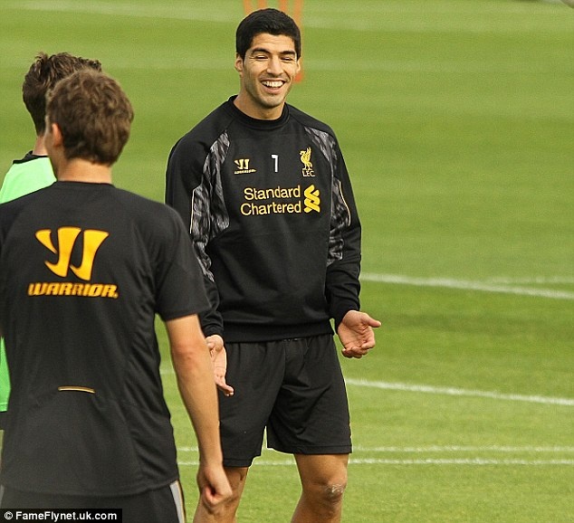 Xin loi Liverpool, Suarez tuoi cuoi tap luyen tro lai hinh anh