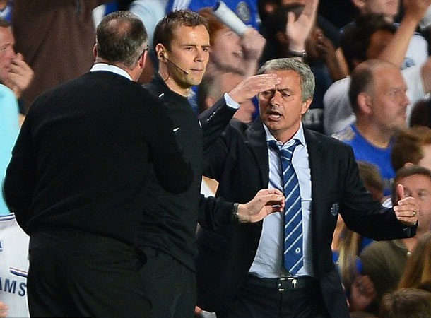 Bao ve hoc tro, Mourinho cai nhau tay doi voi HLV Lambert hinh anh