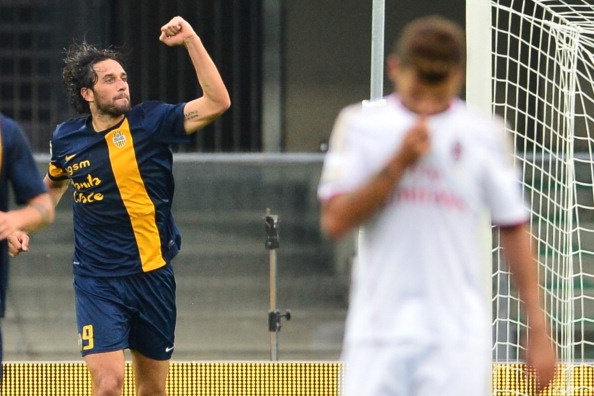 Milan thua soc Hellas, Juve khai hoan nho Tevez hinh anh