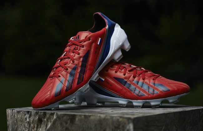 Van Persie khoe giay doc tu thiet ke hinh anh