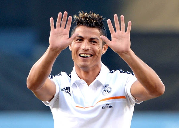 Ronaldo ra tay nghia hiep giup Deportivo thoat no hinh anh