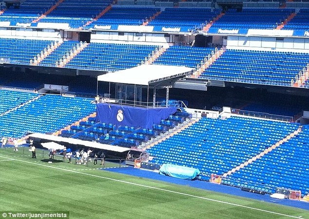 Noi gian voi Tottenham, Real tinh do san khau chao don Bale hinh anh