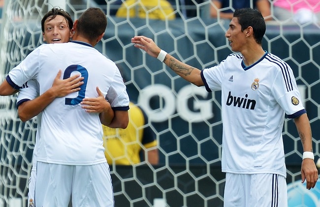 Arsenal hoi mua 50 cau thu chi trong 1 ngay hinh anh