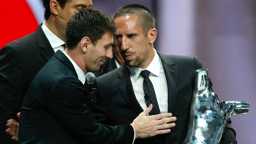 Messi cao thuong hon Ronaldo vi den mung Ribery hinh anh