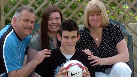 Gareth Bale: Tren san la sieu sao, ve nha van nung me hinh anh