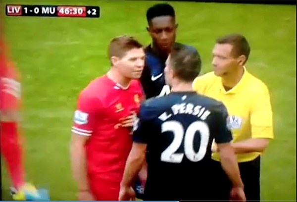 Video Gerrard chui Van Persie la 'thang hen' hinh anh