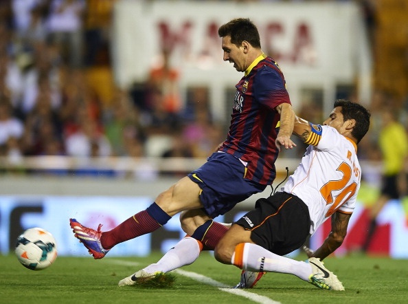 Messi lap hat-trick, Barca thang nhoc Valencia hinh anh