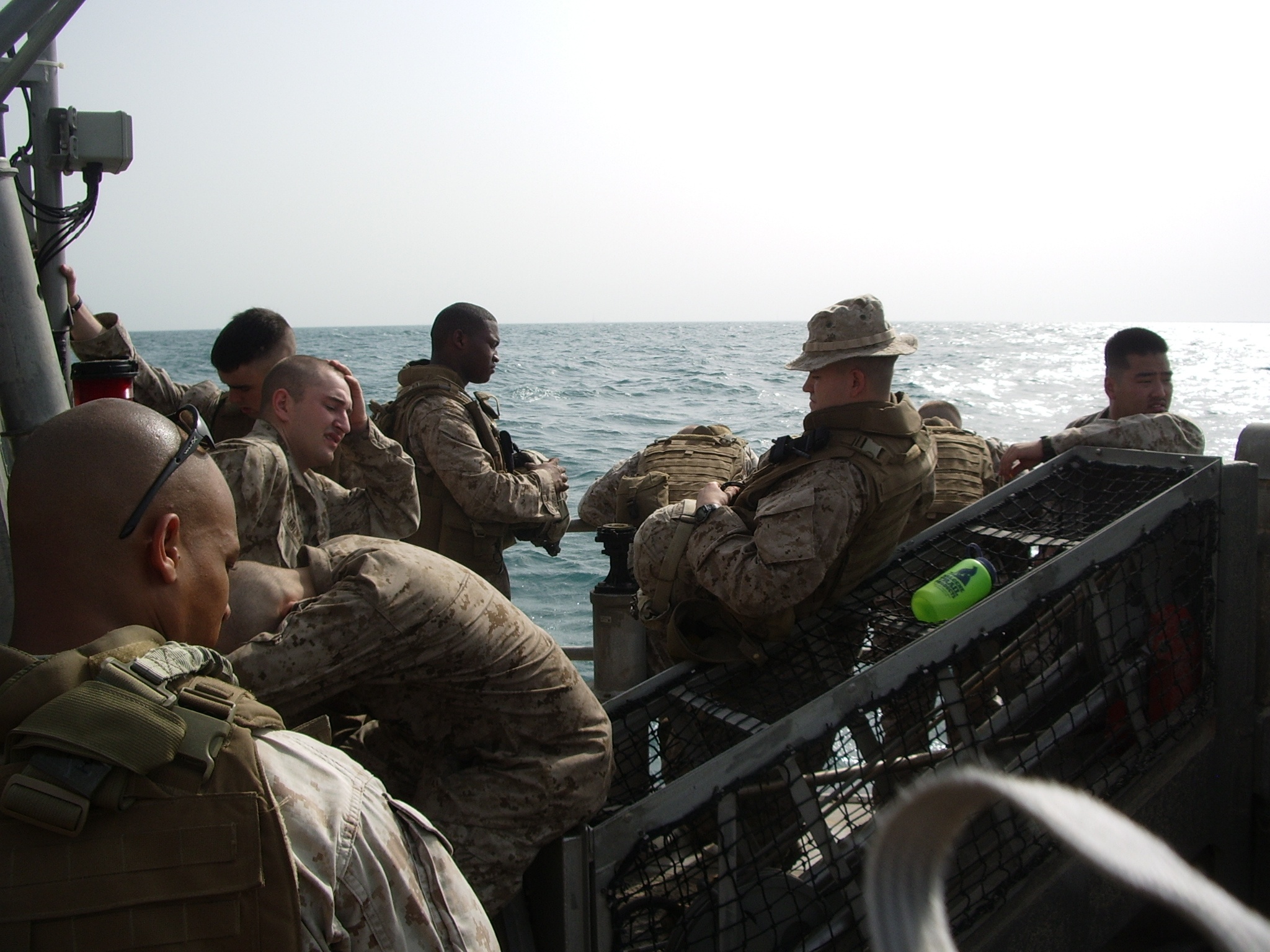 Tau do bo va hang tram linh My da toi Dia Trung Hai hinh anh