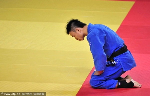 Thua tran, VDV quy goi xin loi HLV hinh anh