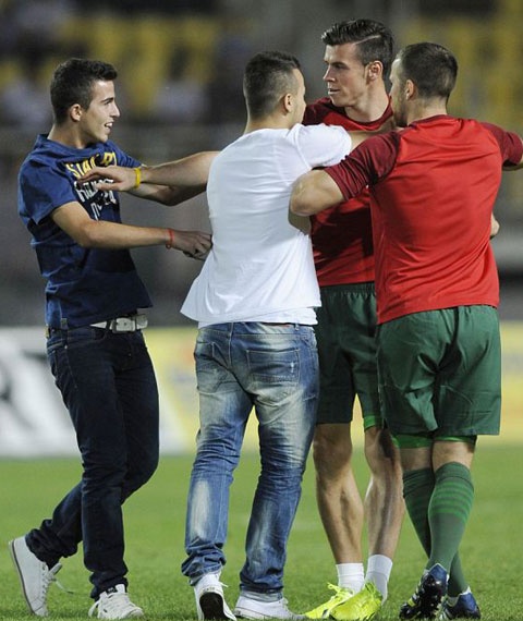 Bi CDV bua vay, Bale phan ung khong dep hinh anh