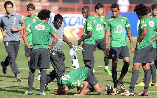 Rach mat ca, Neymar nga vat xuong san hinh anh